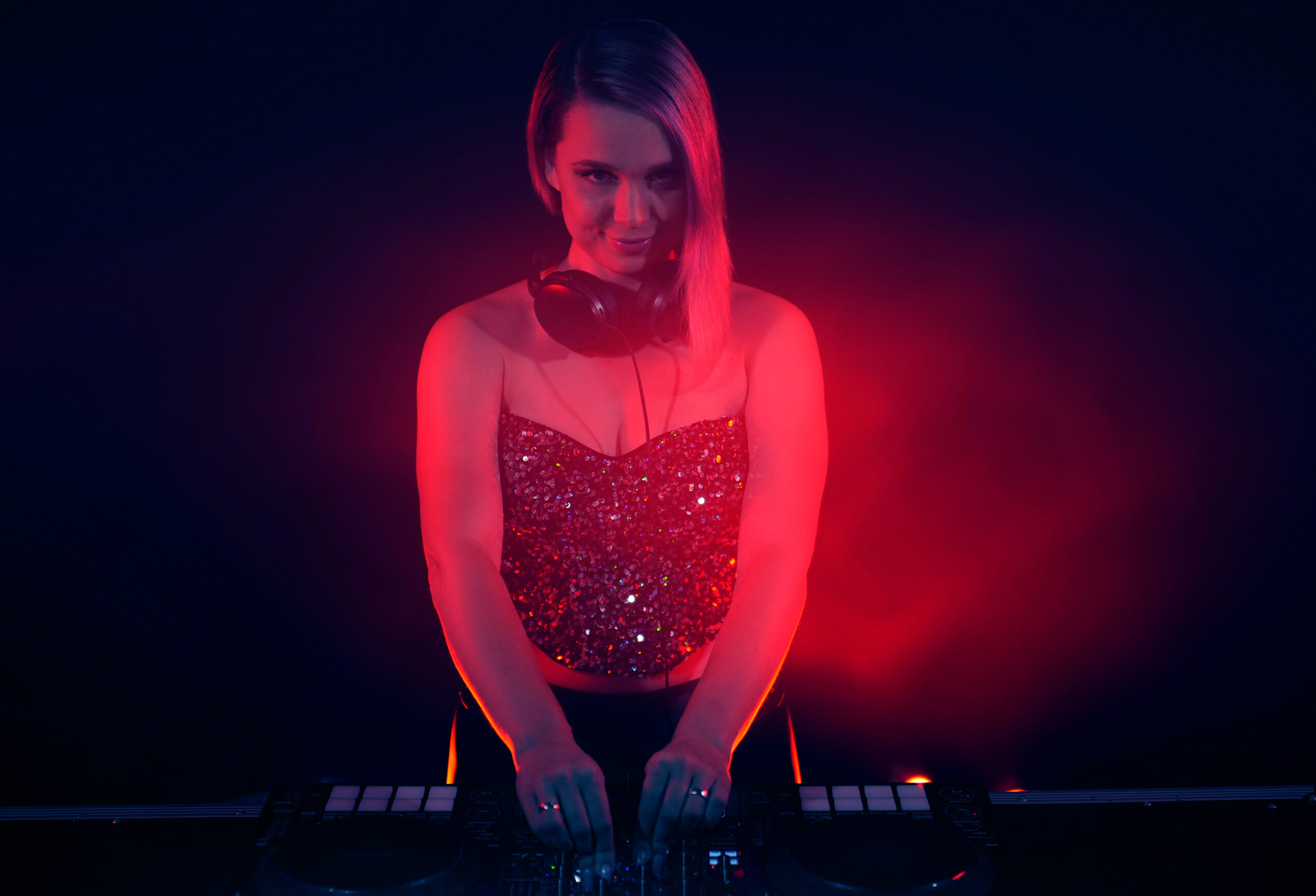 DJ Katrin Mendelsohn, weibliche DJ am Mischpult